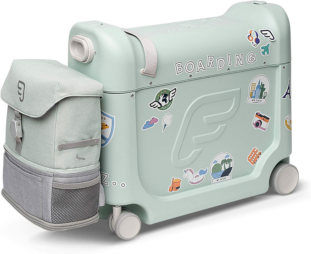 JetKids by Stokke Travel Bundle – Incluye maleta infantil para montar con cama de vuelo + mochila Crew – Ideal para edades de 3 a 7 años