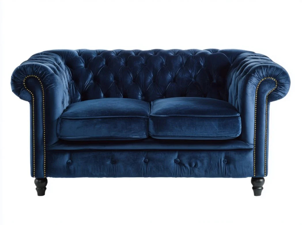Canapé 2 places en velours bleu avec dossier capitonné, accoudoirs roulés et clous décoratifs