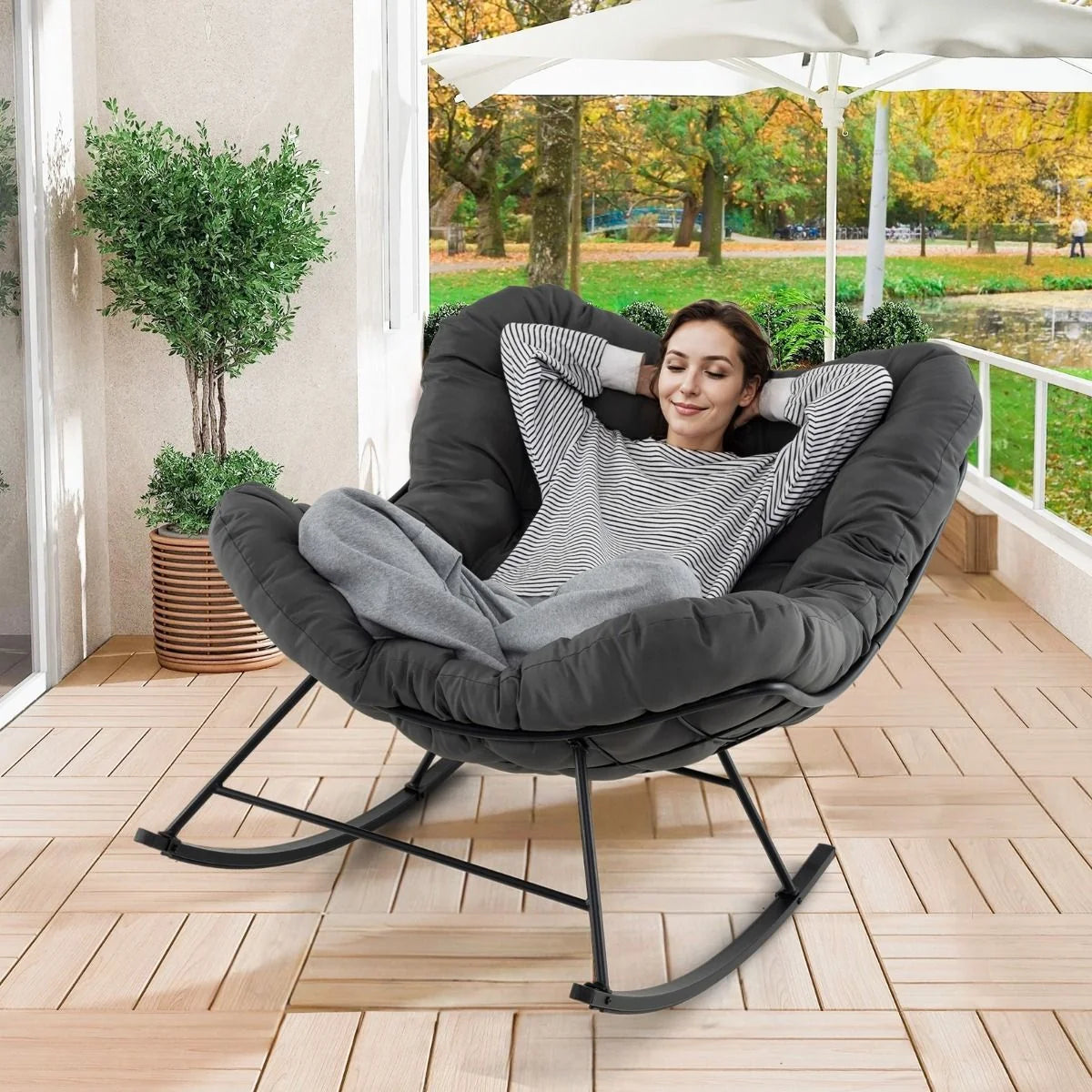 Chaise à Bascule d'Intérieur et d'Extérieur Chaise Papasan Surdimensionnée avec Coussin Rembourré & Cadre en Métal Capacité 205 Kg Gris
