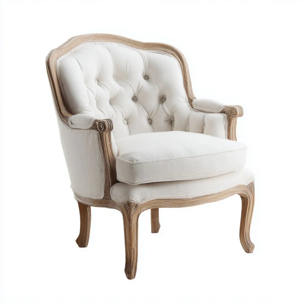 Fauteuil en tissu écru avec assise capitonnée et structure en bois sculpté