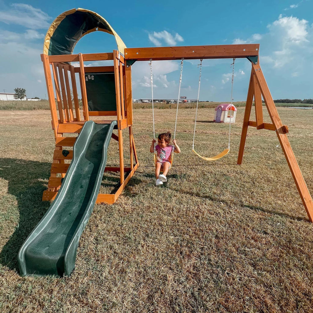 Juego de Patio KidKraft Ainsley de Madera con Resbaladilla y Muro de Escalada