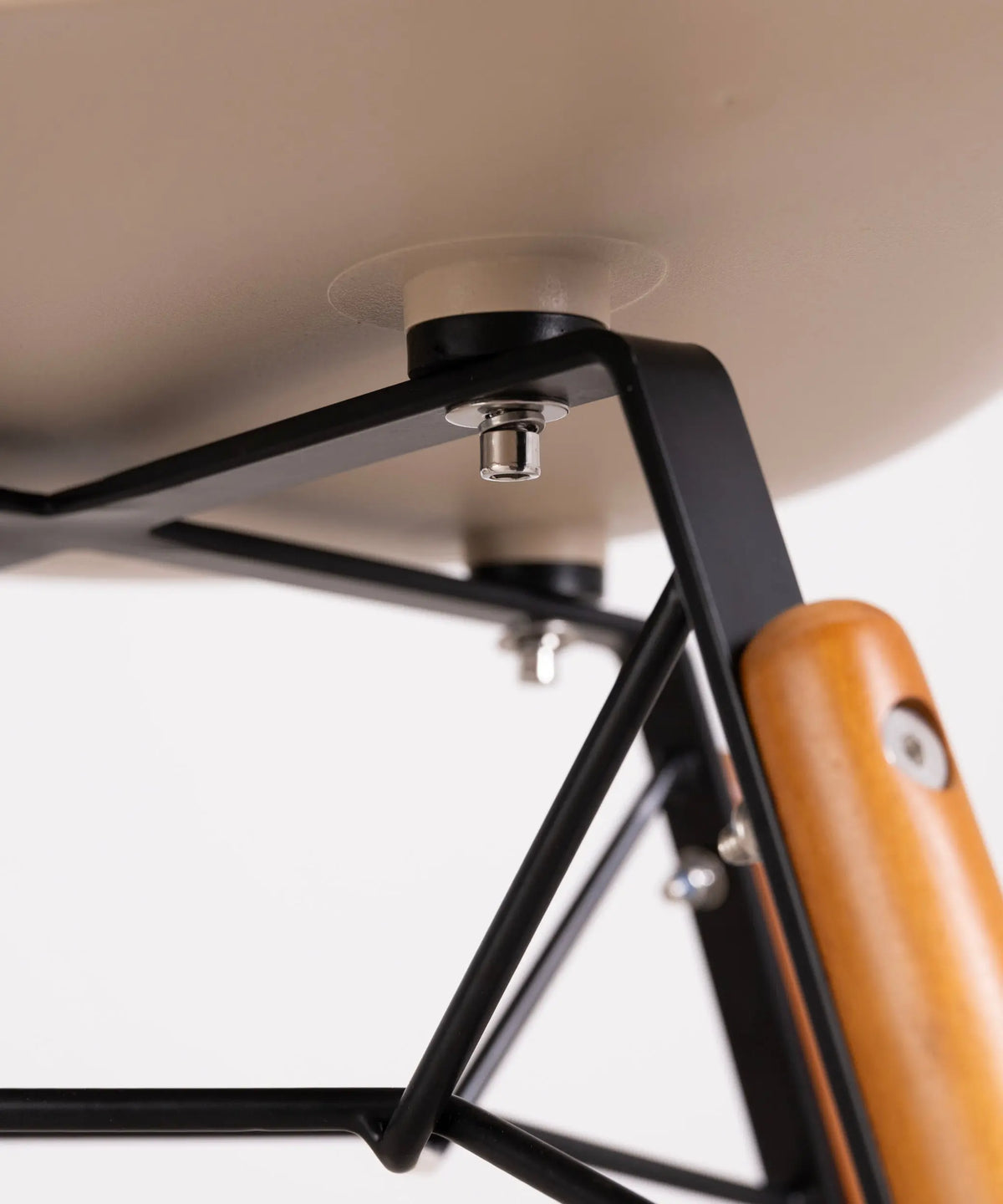 Silla de Polipropileno y Madera Elon Arms