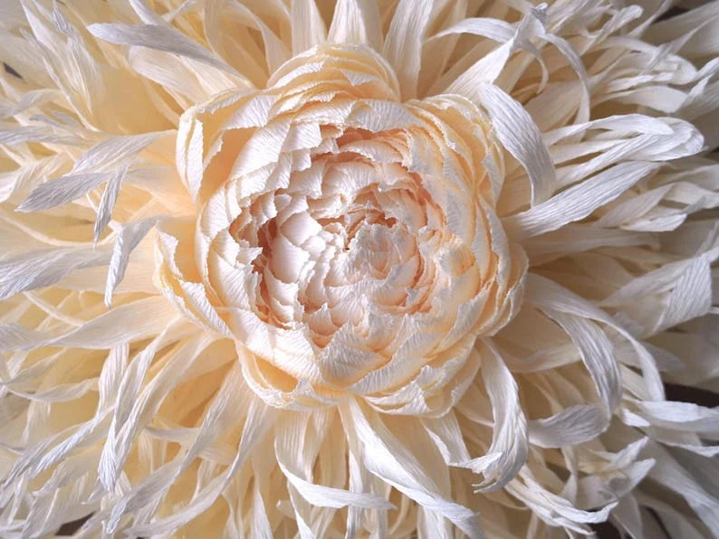 Decoraciones de pared gigantes de papel crepé con forma de dalia para una boda bohemia.