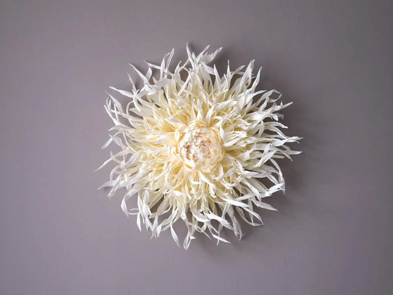 Decoraciones de pared gigantes de papel crepé con forma de dalia para una boda bohemia.