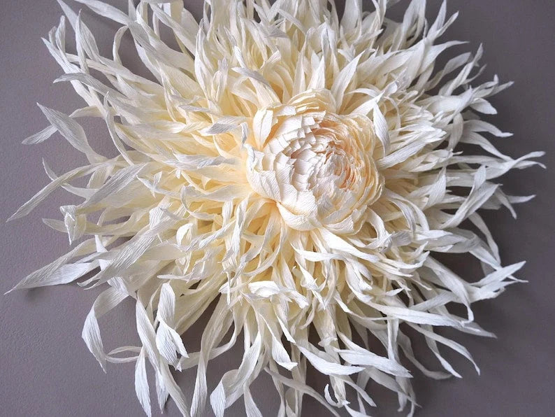 Decoraciones de pared gigantes de papel crepé con forma de dalia para una boda bohemia.