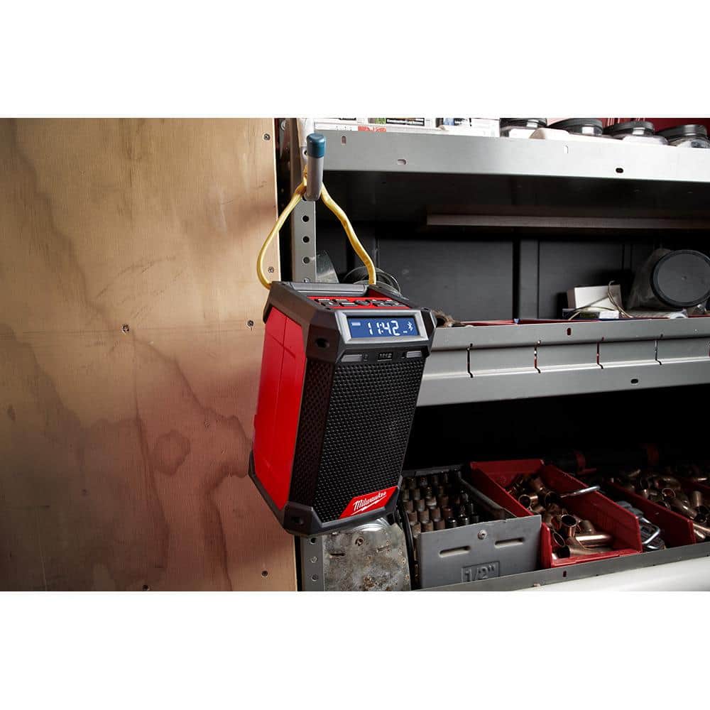 Radio inalámbrico para obra Milwaukee M12 de 12 voltios con Bluetooth/AM/FM y cargador 2951-20