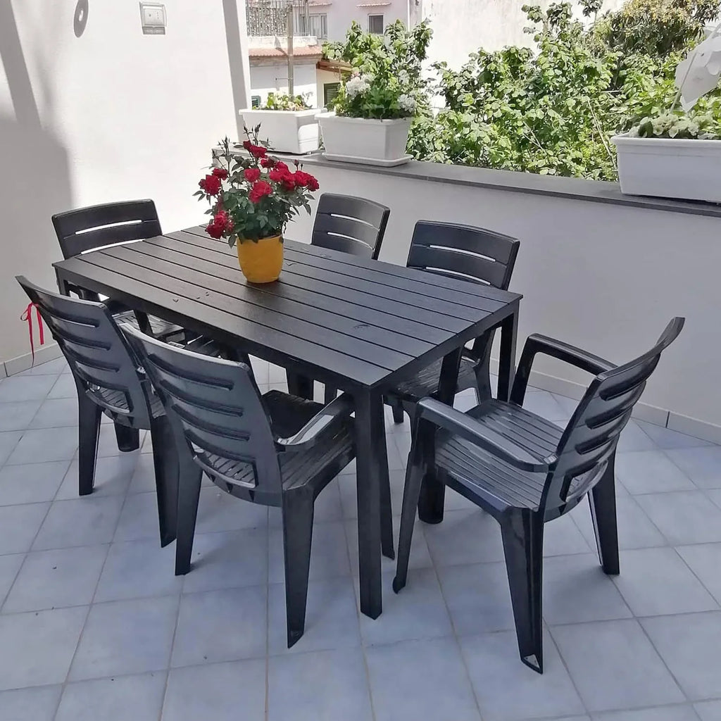 Ensemble repas de jardin ou d'extérieur pour 6 personnes anthracite effet bois, table rectangulaire en acier peint avec lattes en polyéthylène, 6 chaises empilables en polypropylène - Thomas & Anita