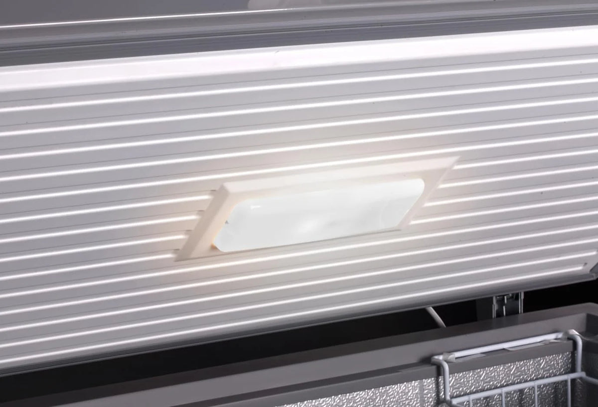 METRO Professional Congélateur bahut GHF2700S, acier, 188 x 73.5 x 94.5 cm, 700 L, 125 W, 3 paniers, éclairage LED, avec serrure, blanc/gris
