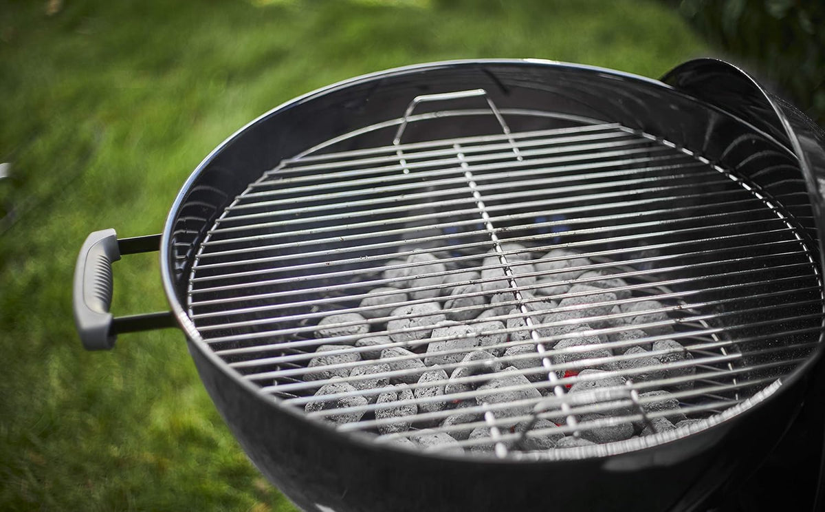Weber Classic Kettle barbecue au charbon de bois, surface de cuisson Ø 57cm, barbecue avec couvercle et cuve en acier emaillé, thermomètre intégré au couvercle, trépied et roues - Noir (1341504)