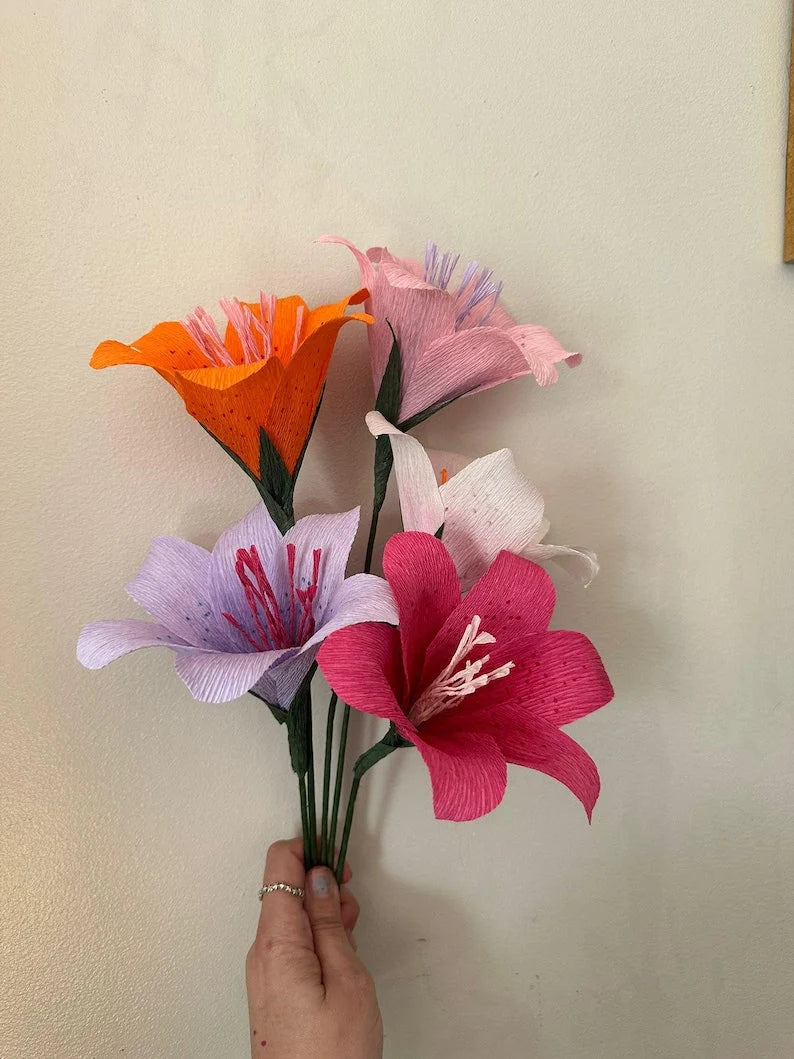 Lirios de papel crepé para decoración de bodas y del hogar.