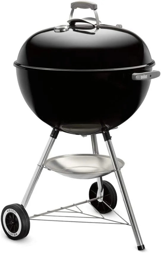 Weber Classic Kettle barbecue au charbon de bois, surface de cuisson Ø 57cm, barbecue avec couvercle et cuve en acier emaillé, thermomètre intégré au couvercle, trépied et roues - Noir (1341504)