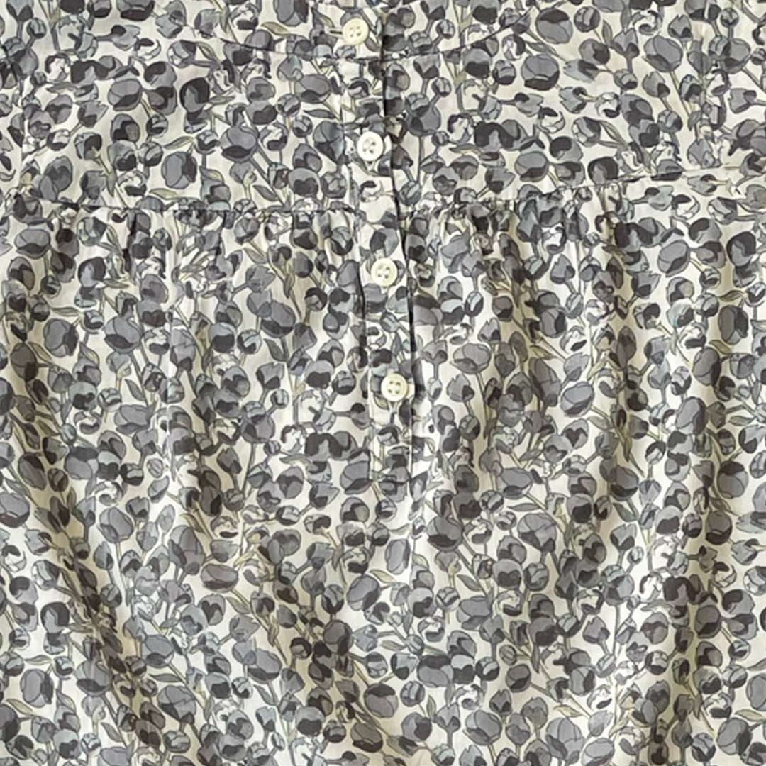 4A - Blouse boutons de fleurs bleues