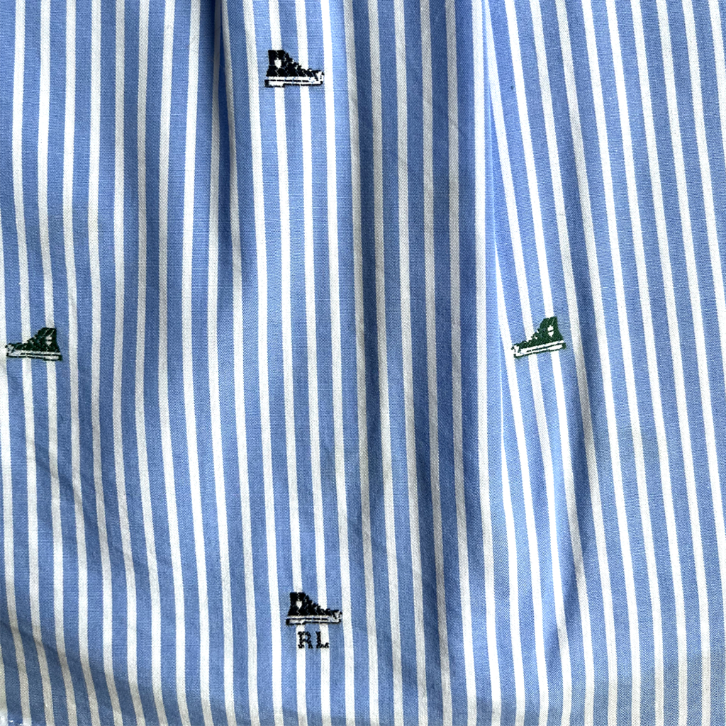 4A - Chemise brodée de baskets