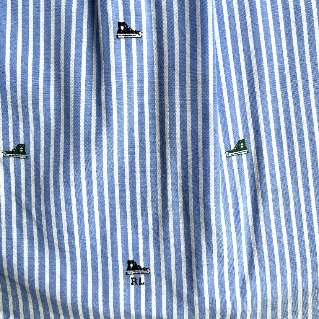 4A - Chemise brodée de baskets