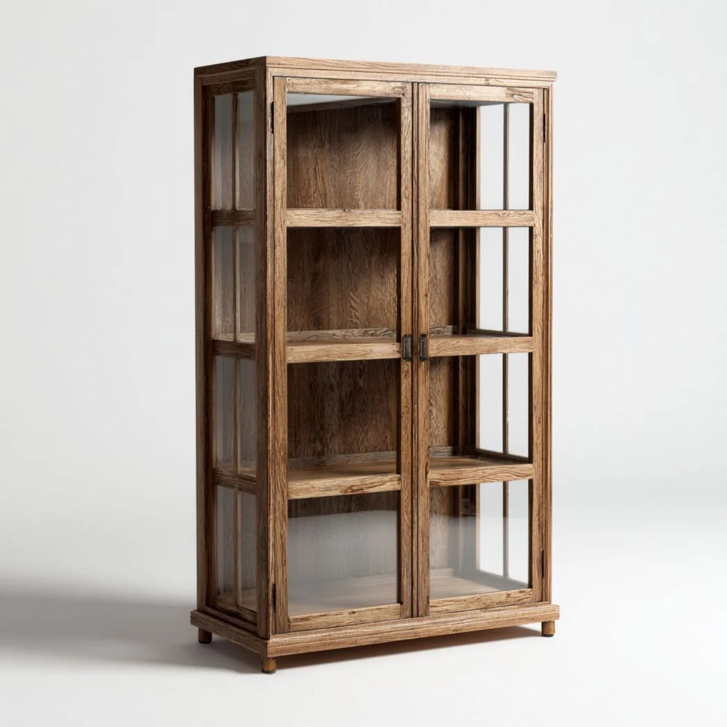 Vitrine en bois marron avec deux portes vitrées, étagères et panneaux latéraux en verre
