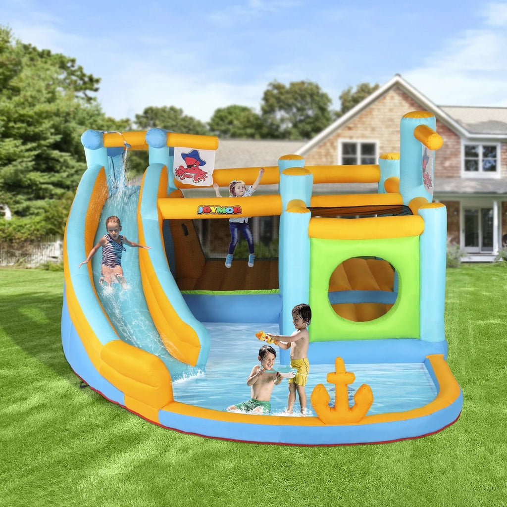 JOYMOR Parque Acuático Inflable con Tobogán – Casa Saltarina Temática de Piratas con Curso de Obstáculos, Cañón de Agua, Piscina de Chapoteo y Castillo Inflable para Exterior – Para Niños de 3 a 12 Años (Incluye Soplador)