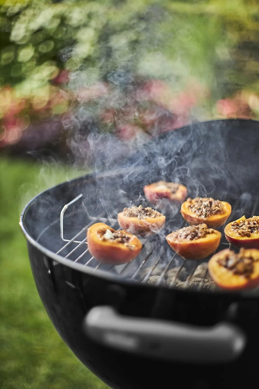 Weber Classic Kettle barbecue au charbon de bois, surface de cuisson Ø 57cm, barbecue avec couvercle et cuve en acier emaillé, thermomètre intégré au couvercle, trépied et roues - Noir (1341504)