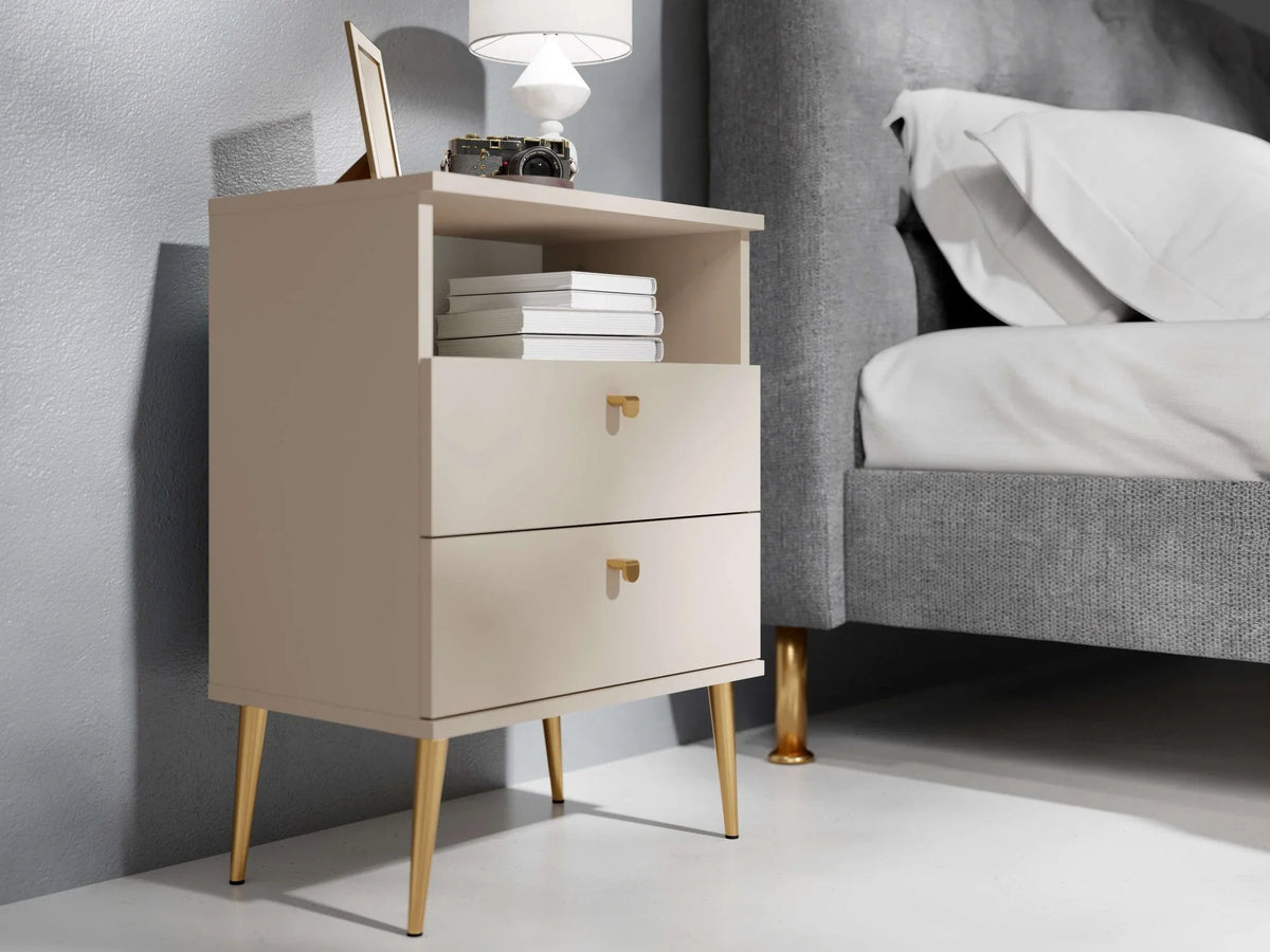 Mesita de noche Elyria con diseño elegante en beige, tiradores metálicos, 50 cm