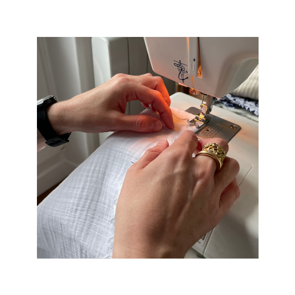 Clara au travail de couture