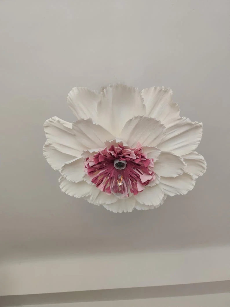 Pantalla de lámpara de papel crepé blanco y rosa, adorno floral colgante hecho a mano.