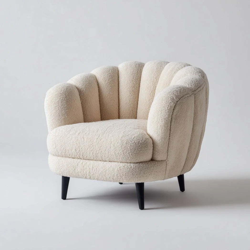 Fauteuil en cuir d'agneau blanc cassé avec dossier en forme de coquille et pieds en bois noir